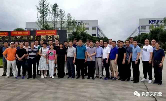 与会人员在遵义深圳昊焱旅游产品设计有限公司有限公司大门口合影留念